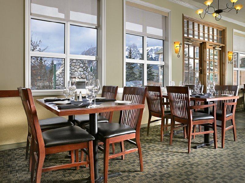 Coast Canmore Hotel & Conference Centre Restoran gambar