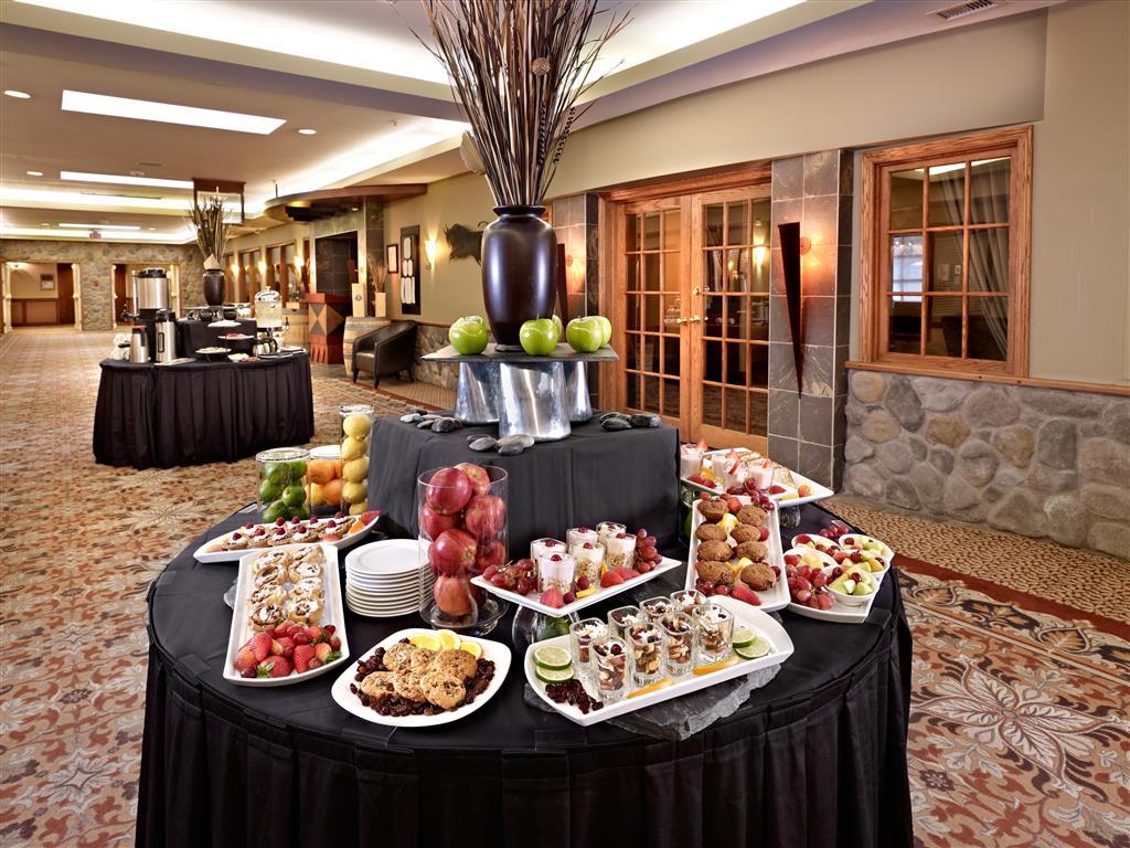 Coast Canmore Hotel & Conference Centre Restoran gambar